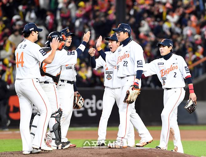 한화 선수들이 29일 대전 한화생명볼파크에서 열린 2025 KBO리그 LG와의 한국시리즈 3차전에서 7-3 역전승을 거둔 뒤 하이파이브를 나누고 있다. 대전 | 박진업 기자 upandup@sportsseoul.com