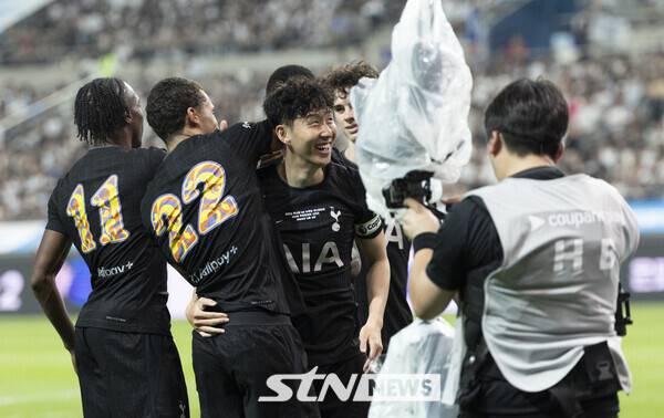 지난 8월 서울월드컵경기장에서 열린 2025 쿠팡플레이시리즈 뉴캐슬 유나이티드와 토트넘 홋스퍼의 경기에서 토트넘 브래넌 존슨이 골을 넣자 손흥민이 기뻐하고 있다. /사진=뉴시스