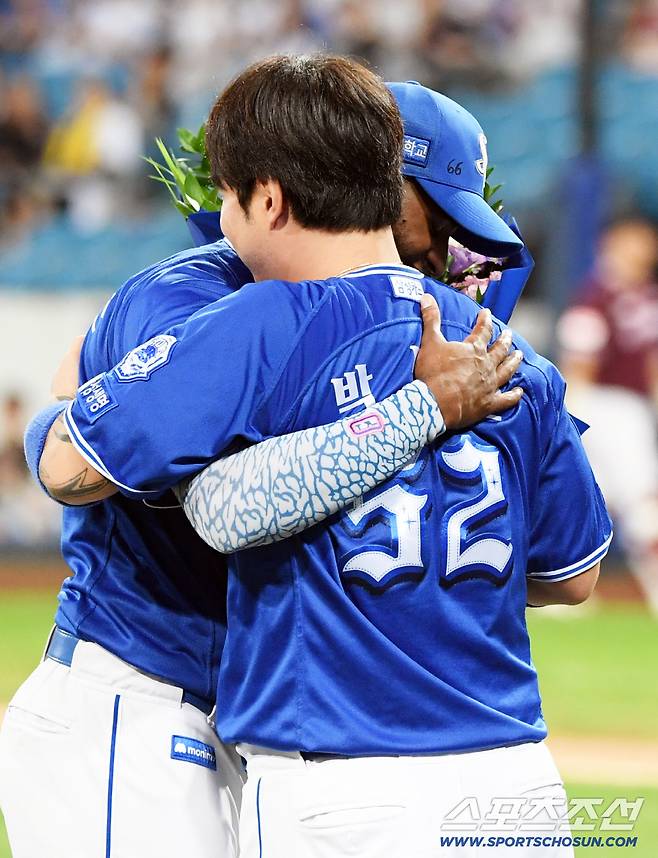25일 대구 라이온즈파크에서 열린 삼성 라이온즈와 키움 히어로즈 경기. 5회말 1사 3루 삼성 디아즈가 적시타를 날리며 단일 시즌 최다 타점(147타점) 신기록을 달성했다. 수비 교대 때 박병호와 디아즈가 포옹을 나누고 있다. 대구=박재만 기자 pjm@sportschosun.com/2025.09.25/