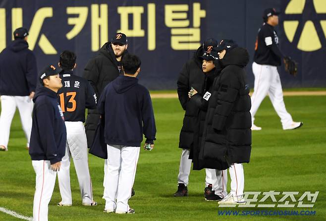 27일 잠실구장에서 열린 한국시리즈 2차전 LG 트윈스와 한화 이글스의 경기. 한화 최재훈, 폰세, 와이스, 문동주가 대화를 나누고 있다. 잠실=박재만 기자 pjm@sportschosun.com/2025.10.27/