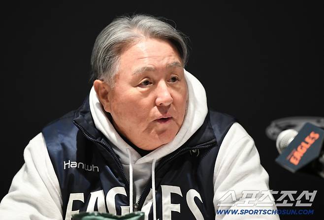 29일 대전 한화생명볼파크에서 열린 LG와 한화의 한국시리즈 3차전. 한화 김경문 감독이 경기 전 공식 인터뷰에서 질문에 답하고 있다. 대전=정재근 기자 cjg@sportschosun.com/2025.10.29/