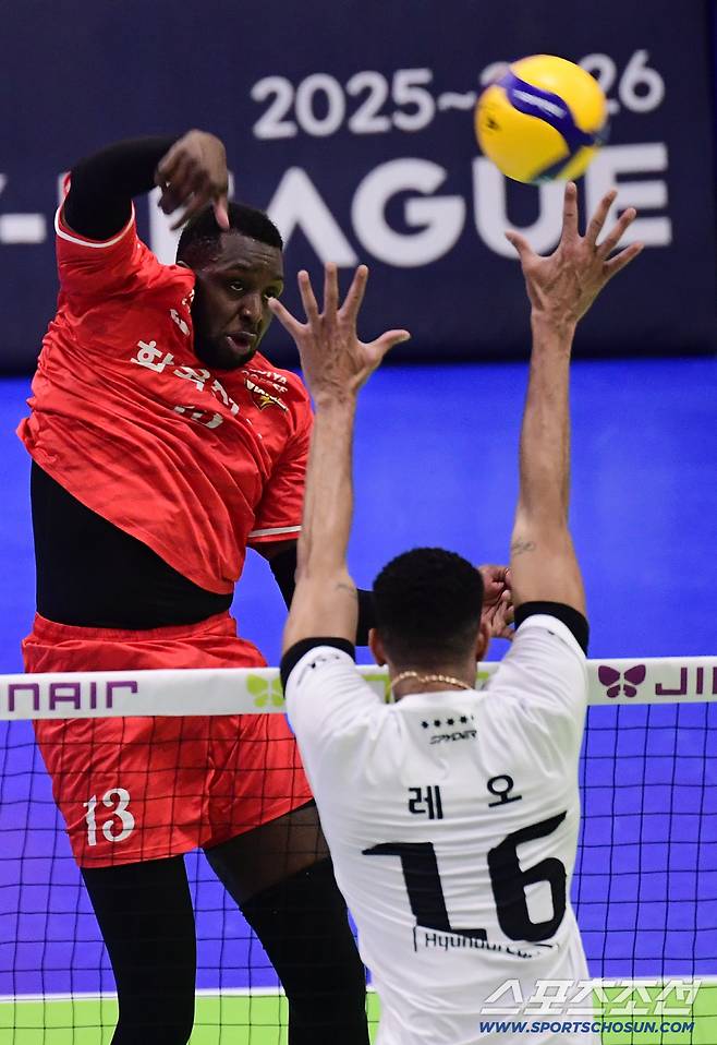 29일 수원체육관에서 열린 배구 V리그 남자부 한국전력과 현대캐피탈의 경기. 한국전력 베논이 현대캐피탈 레오의 블로킹을 앞에 두고 스파이크를 날리고 있다. 수원=송정헌 기자songs@sportschosun.com/2025.10.29/