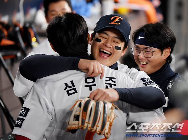 29일 대전 한화생명볼파크에서 열린 LG와 한화의 한국시리즈 3차전. 8회말 2사 2, 3루 최재훈의 2타점 적시타 때 득점한 심우준을 노시환이 포옹하고 있다. 대전=정재근 기자 cjg@sportschosun.com/2025.10.29/