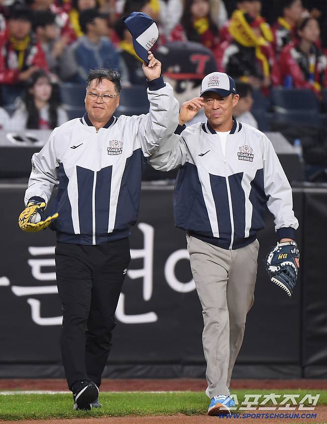 29일 대전 한화생명볼파크에서 열린 LG와 한화의 한국시리즈 3차전. 99년 우승 멤버인 구대성과 조경택이 시구를 하기 위해 등장하고 있다. 대전=정재근 기자 cjg@sportschosun.com/2025.10.29/
