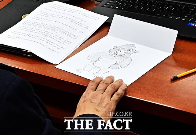 유영하 국민의힘 의원이 지난 27일 오전 서울 여의도 국회 정무위원회에서 열린 금융위원회, 금융감독원 등에 대한 종합감사에 참석해 다른 의원의 질의 시간에 고릴라 그림을 그리고 있다. /국회=배정한 기자