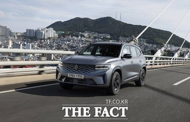 르노코리아자동차는 내달 16일까지 진행되는 '2025 코리아세일페스타' 기간 동안 역대 최대 규모의 구매 혜택을 제공한다고 29일 밝혔다. 르노코리아의 대표 중형 SUV '그랑 콜레오스' 주행 이미지. /르노코리아