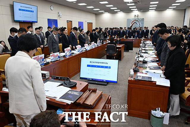 29일 오전 서울 여의도 국회에서 열린 과학기술정보통신부 등에 대한 종합감사에서 이태원 참사 3주기 추모 사이렌에 맞춰 참석자들이 묵념을 하고 있다. /국회=남용희 기자