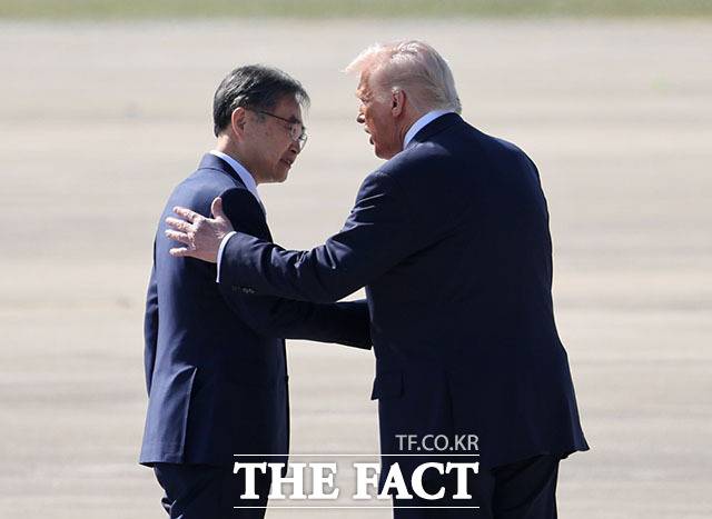 경주 APEC을 계기로 국빈 방한하는 도널드 트럼프 미국 대통령이 29일 부산 김해국제공항에 도착해 조현 외교부 장관과 이야기를 나누고 있다. /APEC 2025 KOREA & 연합뉴스