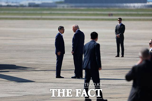 경주 APEC을 계기로 국빈 방한하는 도널드 트럼프 미국 대통령이 29일 부산 김해국제공항에 도착해 조현 외교부 장관과 대화하고 있다. /APEC 2025 KOREA & 연합뉴스