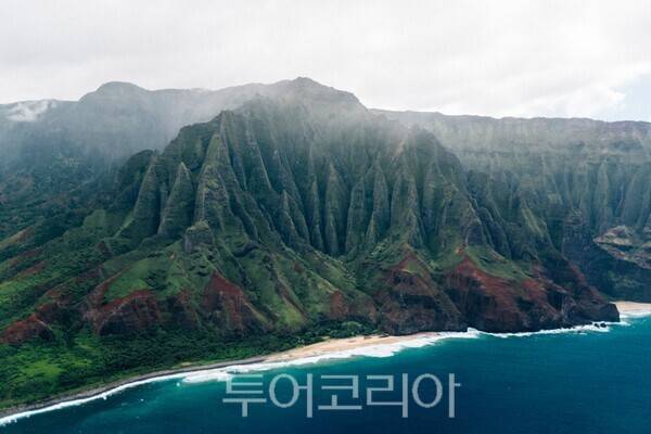 헬리콥터를 타고 상공에서 내려다본 나팔리 코스트. /사진-&nbsp;하와이&nbsp;관광청.