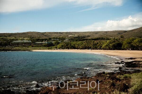 라나이&nbsp;훌로포에&nbsp;해변&nbsp;공원의&nbsp;초승달&nbsp;모양&nbsp;백사장.&nbsp;/사진&nbsp;-하와이&nbsp;관광청