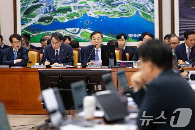 김윤덕 국토교통부 장관(왼쪽 세 번째)이 29일 국회 국토교통위원회 국토부 종합국감에서 국회의원의 질문에 답변하고 있다.(사진=뉴스1)