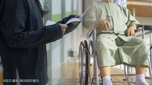 저출산고령사회위원회에 따르면 고령 치매 환자 보유 자산(치매머니)는 약 154조원 수준이다. 보험금청구권 신탁은 치매머니보다 자산 동결 리스크가 적다. 게티이미지뱅크