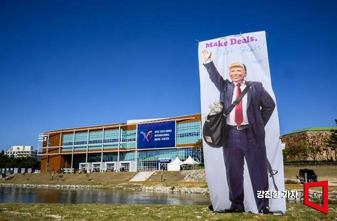 아시아태평양경제협력체(APEC) 정상회의를 앞둔 28일 경주 화백컨벤션센터(HICO) 인근에서 이제석 이제석광고연구소 대표가 트럼프 미국 대통령 얼굴이 담긴 플래카드 퍼포먼스를 하고 있다. 2025.10.28 강진형 기자