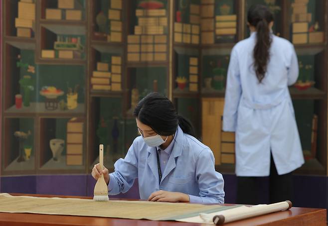 서울 용산구 국립중앙박물관 보존과학센터 서화실에서 관계자들이 서화 세척작업을 하고 있다. /뉴스1