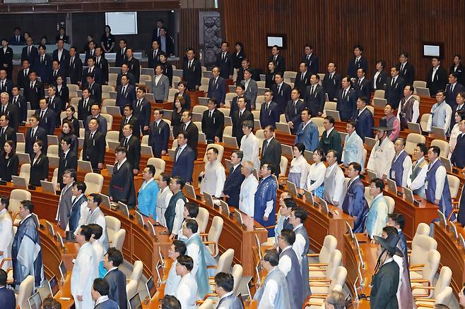 지난 달 1일 국회에서 열린 제429회 국회 개회식에서 여야 의원들이 한복과 검은색 정장을 입고 애국가를 제창하고 있다. /남강호 기자