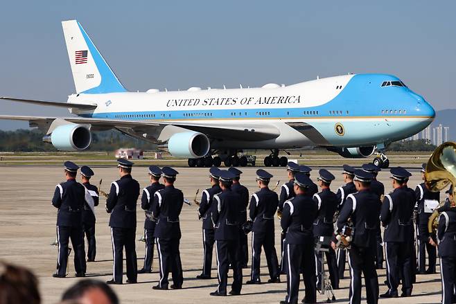 경주 APEC을 계기로 국빈 방한하는 도널드 트럼프 미국 대통령의 에어포스원이 29일 부산 김해국제공항에 도착하고 있다. /연합뉴스