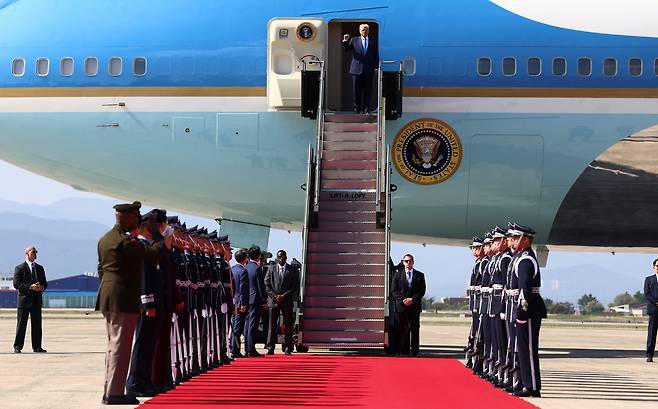 도널드 트럼프 미국 대통령이 29일 오후 부산 김해공항에 도착해 모습을 드러내며 주먹을 들어보이고 있다./로이터 연합뉴스