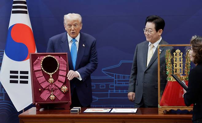 29일 경북 경주박물관에서 도널드 트럼프 미국 대통령이 이재명 대통령으로 부터 무궁화 대훈장을 받은 뒤 감사 인사를 하고 있다./뉴시스