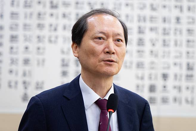 이완규 전 법제처장이 지난 24일 서울 여의도 국회 법제사법위원회의 법제처 국정감사에 출석해 증인 선서를 거부하고 있다. /뉴스1