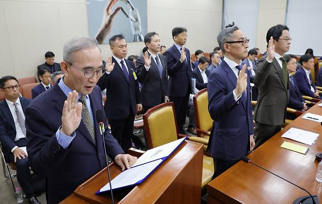 지난달 24일 서울 여의도 국회 과학기술정보방송통신위원회에서 열린 대규모 해킹사고(통신·금융) 관련 청문회에서 김영섭 KT 대표이사를 비롯한 증인들이 선서를 하고 있다. /남강호 기자