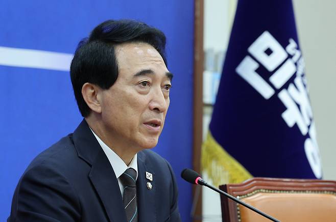 더불어민주당은 당정이 수도권 '그린벨트 해제' 카드를 검토하고 있다는 언론 보도에 대해 "사실이 아니다"라고 밝혔다. 박수현 민주당 수석대변인이 지난 26일 서울 여의도 국회에서 현안 관련 기자간담회를 하고 있다. /뉴스1