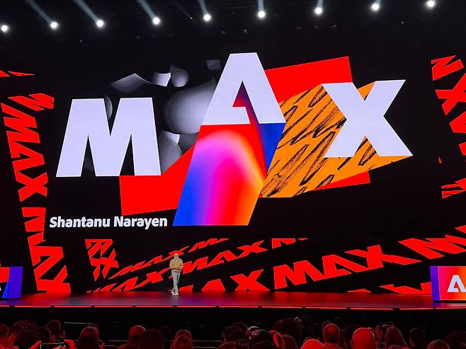 샨타누 나라옌 어도비 최고경영자(CEO)가 28일(현지시각) 미국 로스앤젤레스(LA) 피코크센터에서 열린 어도비의 연례 크리에이티브 행사 ‘어도비 맥스(MAX)’에서 기조연설을 하고 있다./로스앤젤레스=이재은 기자