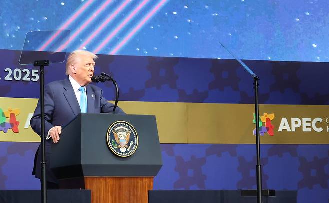 도널드 트럼프 미국 대통령이 29일 경북 경주 예술의전당에서 열린 ‘아시아태평양경제협력체(APEC) 최고경영자(CEO) 서밋’ 에 참석해 정상 특별연설 하고 있다. (대한상공회의소 제공. 재판매 및 DB금지)/2025.10.29/뉴스1