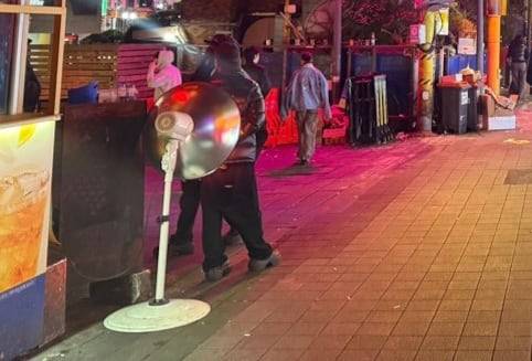 27일 오후 11시쯤 서울 용산구 이태원동의 거리에 온열기가 인도에 설치돼있다. /이호준 기자