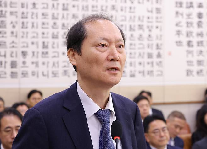 이완규 전 법제처장이 지난 27일 서울 여의도 국회 법제사법위원회에서 열린 2025년 국정감사에서 증인선서를 거부한 이유를 말하고 있다. /연합뉴스