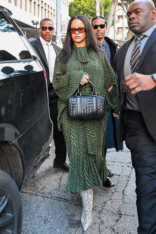 악세서리로 포인트를 준 리하나 | MEGA//Getty Images