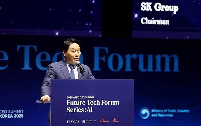 최태원SK그룹 회장이 자넌 28일 경북 경주엑스포대공원 문화센터에서 열린 아시아태평양경제협력체(APEC) 최고경영자(CEO) 서밋 ‘퓨처테크 포럼:AI’에서 환영사를 하고 있다. ⓒ뉴시스