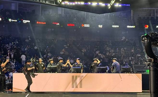 KT가 29일 중국 상하이 메르세데스-벤츠 아레나에서 열린 2025 롤드컵 8강에서 CFO에 3대 0으로 승리했다. ⓒ데일리안 황지현 기자