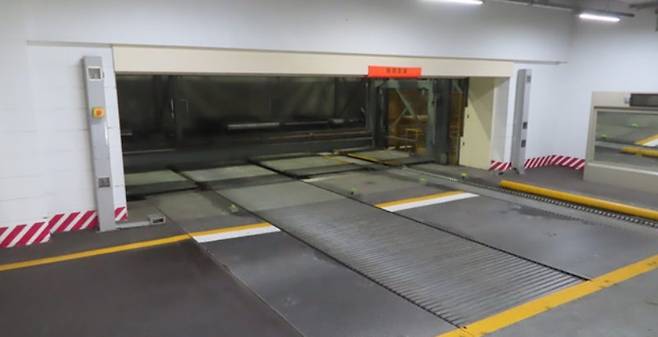 아파트에도 도입되는 오토발레 주차장. 운전자가 주차장 앞 승하차장에 차를 세우면 기계가 차를 이동시켜 주차한다. 한국교통안전공단 제공