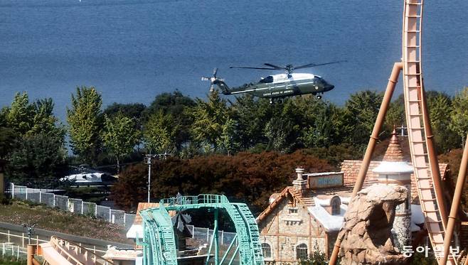2025 경주 APEC에 참석하기 위해 방한한 도널드 트럼프 미국 대통령이 탑승한 마린원 헬기가 경주 보문단지에 착륙하고 있다. 경주=홍진환 기자 jean@donga.com