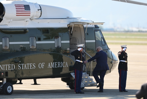 경주 APEC을 계기로 국빈 방한하는 도널드 트럼프 미국 대통령이 29일 부산 김해국제공항에 도착해 전용헬기인 마린원에 탑승하고 있다.  [연합뉴스]