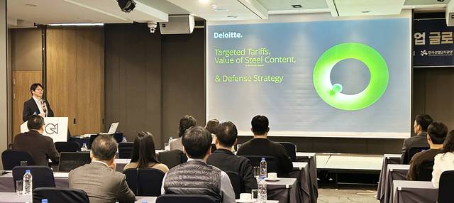 세미나 참가자들이 지난 28일 인천 연수구 소재 오라카이 송도파크 호텔에서 열린 ‘산업단지 수출기업 글로벌 통상 대응 세미나’에서 강연을 듣고 있다. [국민은행 제공]