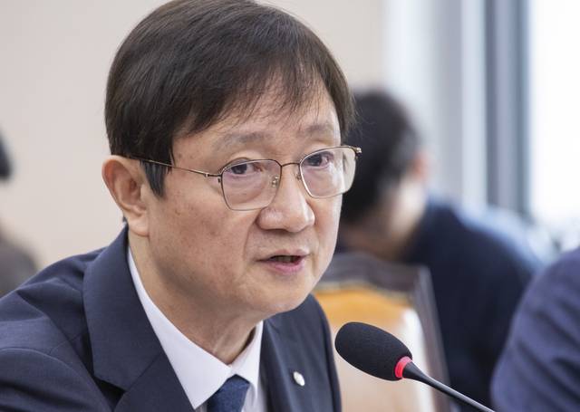 이찬진 금융감독원장이 지난 21일 국회에서 열린 2025년도 정무위원회 국정감사에 출석해 의원 질의에 답하고 있다. [연합뉴스 제공]