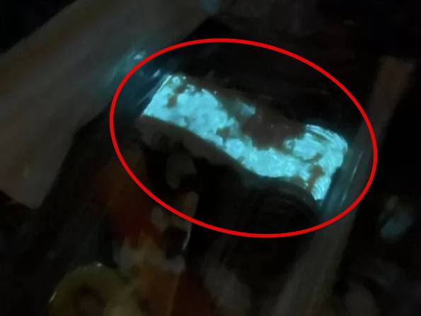 태국의 한 유명 체인에서 판매한 계란 초밥에서 빛이 나고 있다. 사진=페이스북(Mind Burusskorn) 캡처