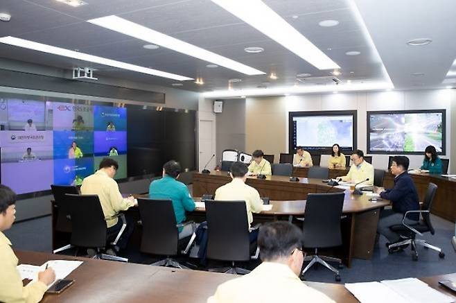 7월 17일 오후 정부세종청사에 위치한 국가교통정보센터 상황실에서 '집중호우 피해상황 및 복구현황 긴급 점검회의'가 진행되고 있다.(국토교통부 제공)