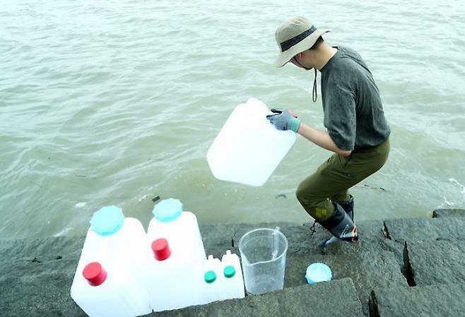 강화도에서 한국원자력안전기술원 전문가가 시료 채취하고 있는 모습. (원자력안전위원회 제공) 2025.7.4. (ⓒ뉴스1, 무단 전재-재배포 금지)