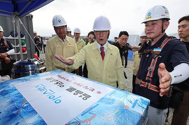 김민석 국무총리가 지난 7일 세종시 국립도시건축박물관 건설 현장을 찾아 폭염 대비 휴게시설 등 근로 환경을 점검하고 있다.(사진=저작권자(c) 연합뉴스, 무단 전재-재배포 금지)