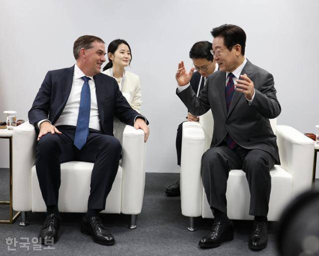 이재명 대통령이 29일 경주 예술의 전당에서 맷 가먼 아마존 웹 서비스(AWS) CEO를 접견하고 있다. 경주=왕태석 선임기자