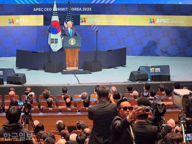 29일 아시아태평양경제협력체(APEC) 최고경영자(CEO) 서밋 도중 도널드 트럼프 대통령의 특별 연설에 참석한 청중이 트럼프 대통령과 한 프레임에 들어오기 위해 그를 등지고 기념사진을 찍고 있다. 경주=오지혜 기자