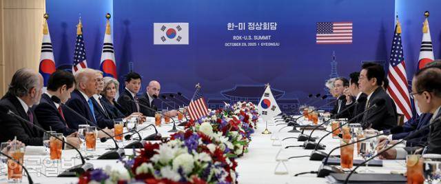 이재명 대통령과 도널드 트럼프 미국 대통령이 29일 경북 경주박물관에서 한미 정상회담을 하고 있다. 경주=왕태석 선임기자