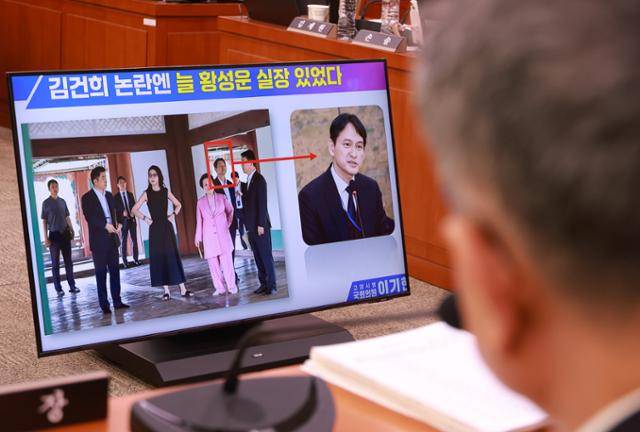 이기헌 더불어민주당 의원이 29일 서울 여의도 국회에서 열린 문화체육관광위원회의 문화체육관광부, 국가유산청 등 종합감사에서 질의하고 있다. 모니터에 김건희 여사가 2023년 9월 12일 이배용 전 국가교육위원장과 경복궁 경회루를 방문한 사진이 송출되고 있다. 뉴시스