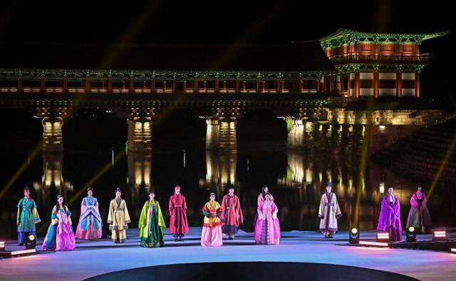 29일 경북 경주시 월정교 수상 특설 무대에서 열린 한복 패션쇼에서 모델이 신라 왕복을 선보이고 있다. 경주=정다빈 기자