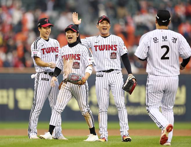 <yonhap photo-5998="">왼쪽부터 LG 구본혁, 신민재, 오지환, 문보경이 2025 KBO리그 한국시리즈 1차전 승리 후 기뻐하고 있다. 사진=연합뉴스&nbsp;</yonhap>