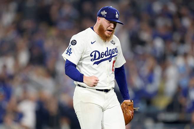 <yonhap photo-3997="">28일(한국시간) 열린 월드시리즈 3차전에서 불펜으로 4이닝 무실점을 기록한 윌 클라인. [AFP=연합뉴스]</yonhap>