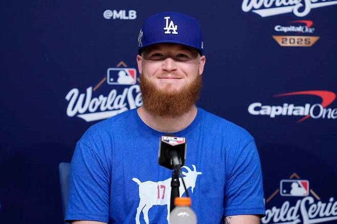 <yonhap photo-1869=""> Los Angeles Dodgers pitcher Will Klein speaks prior to Game 4 of baseball's World Series against the Toronto Blue Jays, Tuesday, Oct. 28, 2025, in Los Angeles. (AP Photo/Ashley Landis)/2025-10-29 05:26:48/ <저작권자 ⓒ 1980-2025 ㈜연합뉴스. 무단 전재 재배포 금지, AI 학습 및 활용 금지></yonhap>